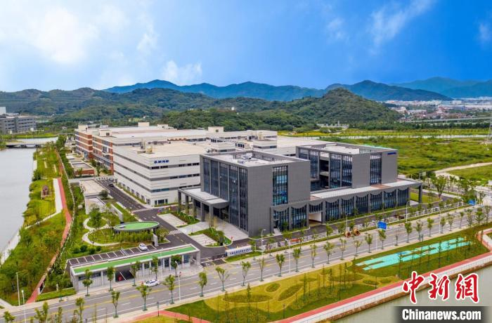 永新光学总部大楼一景。　宁波市经信局供图