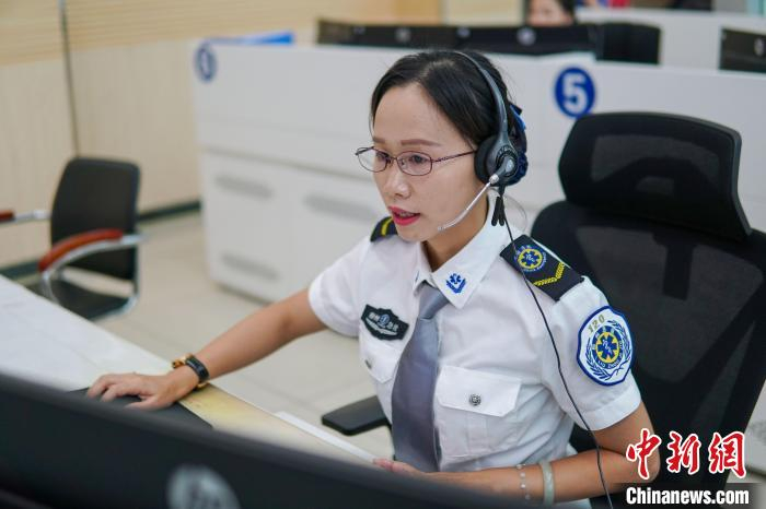 图为赵芬芬正在接听急救电话，登记患者信息并就近派车。　韦国政 摄