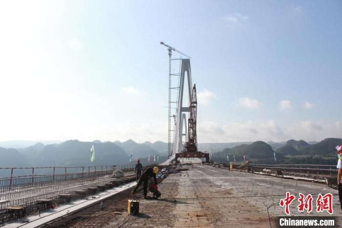 图为建设中的龙里河大桥。　中交第二公路工程局有限公司 摄