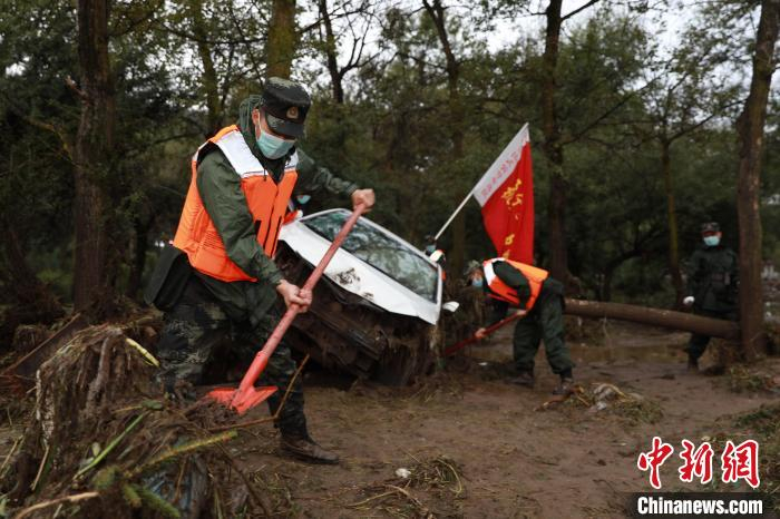图为武警官兵正在进行搜救。　朱晓坷 摄