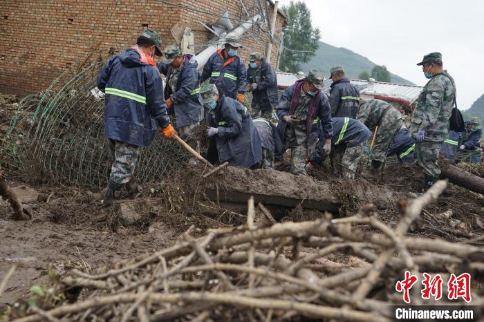 图为大通县民兵正在进行搜救。　马铭言 摄