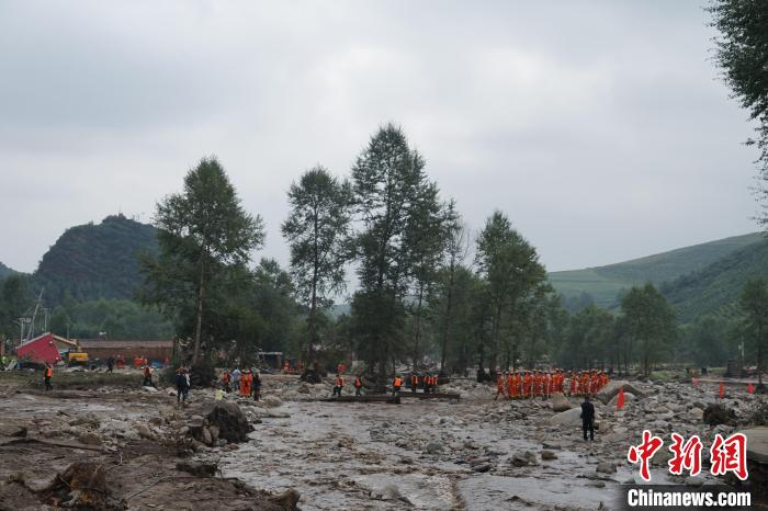 图为消防、公安、武警等各部门救援力量联合开展搜救。　马铭言 摄