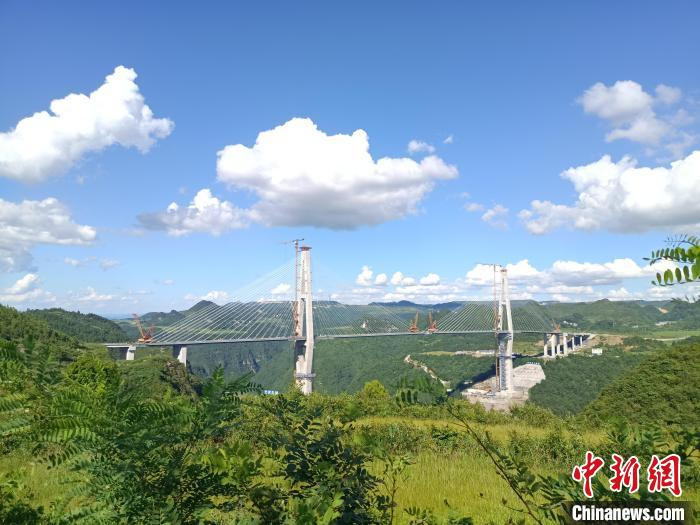 图为龙里河大桥。　中交第二公路工程局有限公司供图