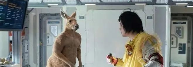 金刚鼠“刚子”和独孤月。来源：电影《独行月球》预告片截图