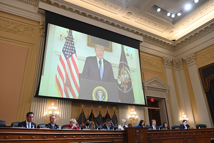 　　当地时间2022年7月21日晚，美国国会众议院特别委员会举行了针对国会山骚乱调查的第八场听证会，聚焦骚乱发生时美国前总统特朗普具体行动细节。