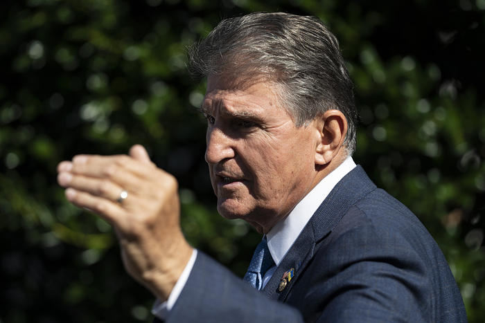 　　当地时间2022年8月16日，美国华盛顿特区，美国总统拜登在白宫国宴厅签署《2022年通货膨胀削减法案》后，参议员乔·曼钦接受媒体采访。