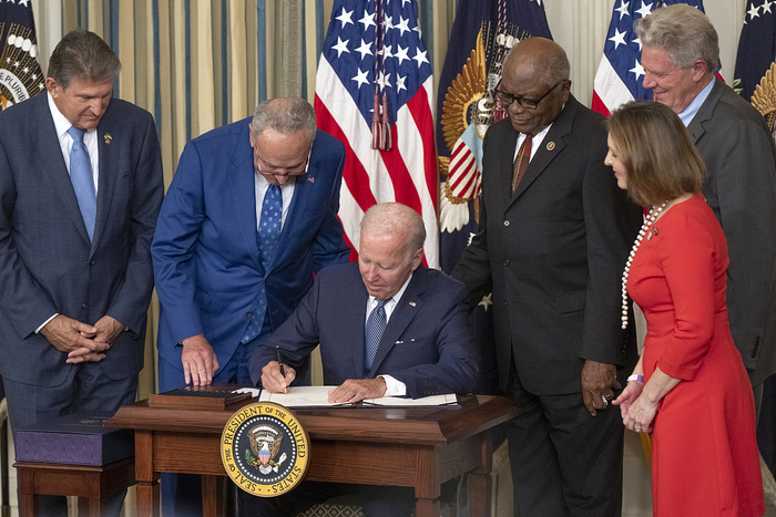 　　当地时间2022年8月16日，美国华盛顿特区，美国参议员乔·曼钦三世（西弗吉尼亚州民主党人）、参议院多数党领袖查克·舒默（纽约州民主党人）和众议院多数党党鞭詹姆斯·克莱伯恩（南卡罗来纳州民主党人）在观看美国总统拜登（中）签署《2022年通货膨胀削减法案》。该法案旨在降低美国家庭的能源、处方药和其他医疗保健成本，应对气候危机，减少赤字，并使大型公司支付公平份额的税款。