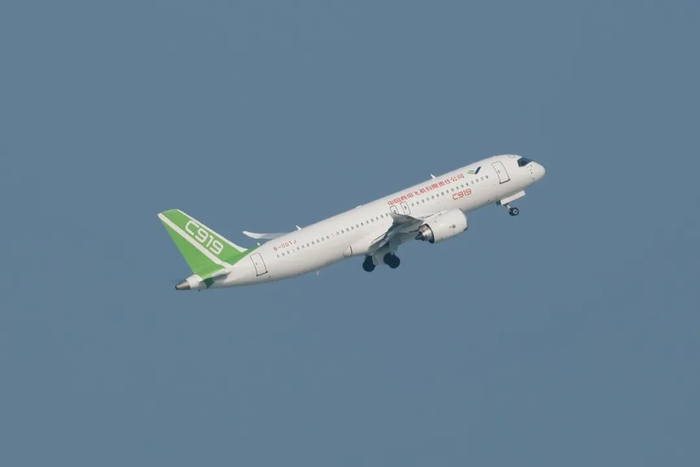 　　▲7月31日，北京，国产客机C919在北京大兴国际机场进行取证试飞，图为测试飞机起飞前往桂林。图/IC photo