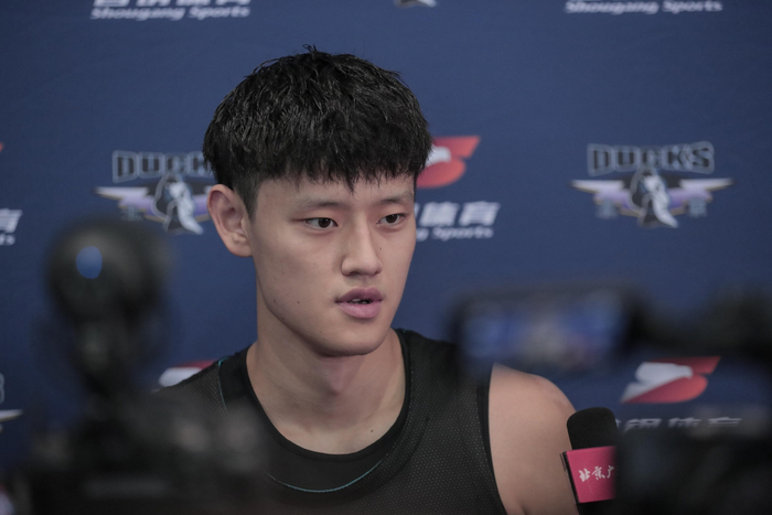 曾凡博吸引了众多媒体的关注。  图/北京首钢篮球俱乐部