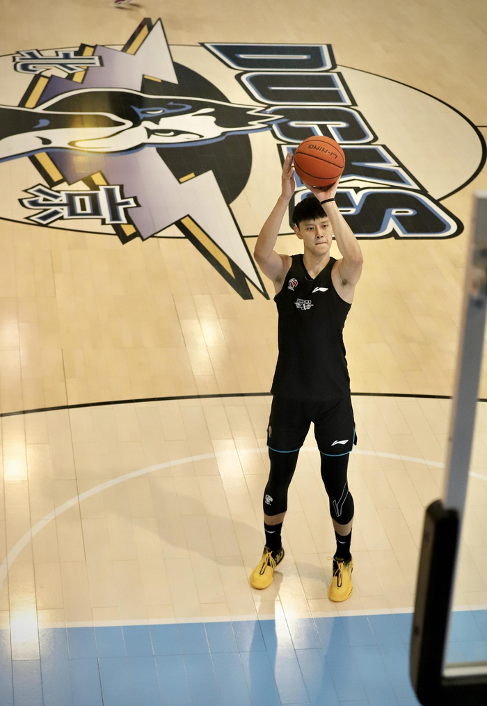 曾凡博在训练课中投篮。  图/北京首钢篮球俱乐部