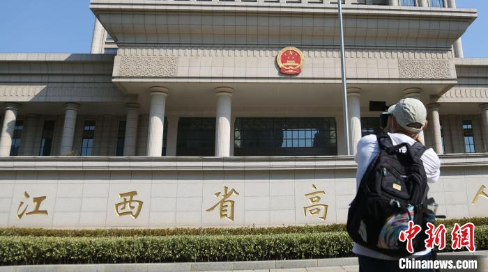 图为8月18日，在江西省高级人民法院外聚集了部分关注此案的媒体记者。　王修君　摄