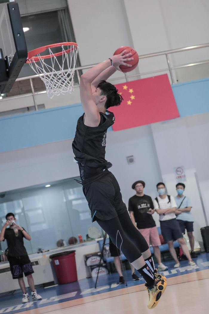 曾凡博上演精彩暴扣。  图/北京首钢篮球俱乐部