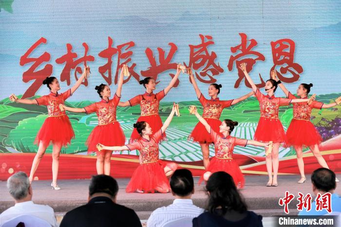 文艺表演。　李郁 摄