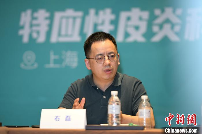 石磊接受记者采访时表示，特应性皮炎作为一种慢性病，患者必须做好长期规范管理。　陈静 摄