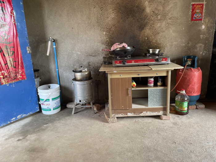 朱大红家里煤炉与煤气灶，墙壁已经被熏黑。新京报记者&nbsp;左琳 摄