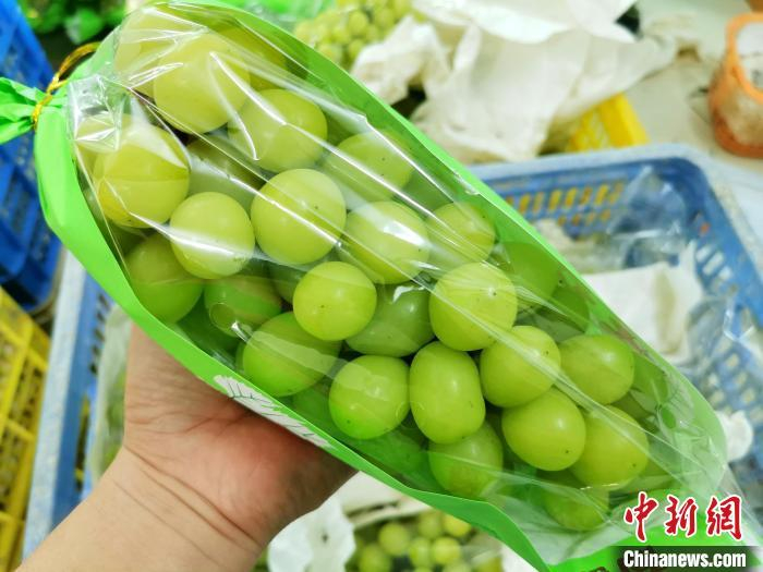资料图：列入“特级果”的香印葡萄（阳光玫瑰葡萄）。 李晓春 摄