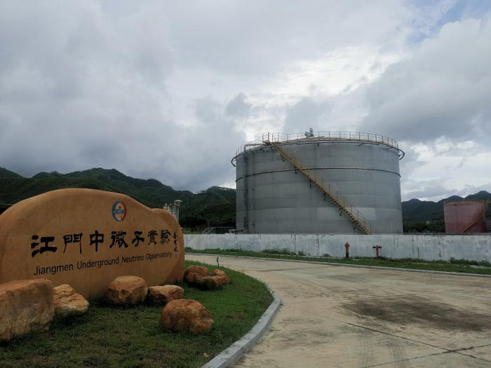 先期到达场地的200吨烷基苯在大罐中用氮气密封保存，将通过管道输送至液闪纯化大厅，用于设备调试。新京报记者 张璐 摄