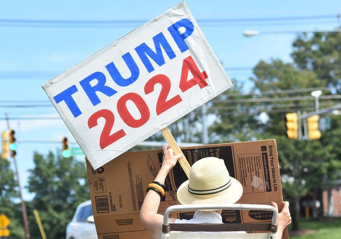 　　当地时间2022年8月14日，美国新泽西州贝德明斯特，美国前总统特朗普的支持者在特朗普国家高尔夫俱乐部附近集会。