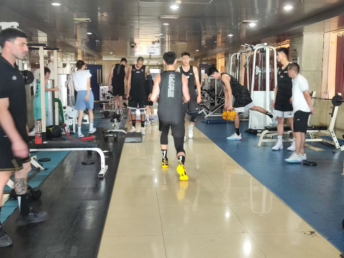 图为北京首钢队员进行力量训练。刘星晨摄