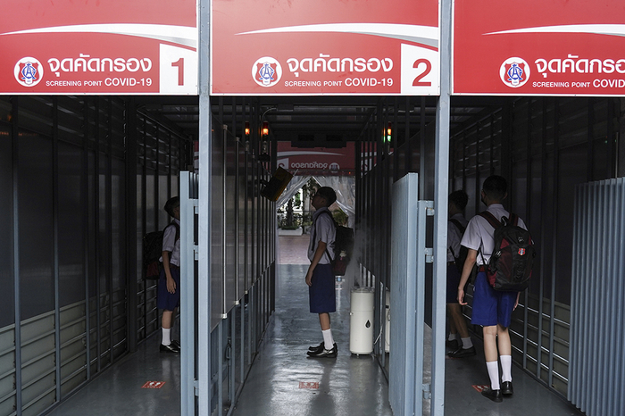 当地时间2022年5月17日，泰国曼谷，学院恢复线下教学，学生到校时检查体温。 视觉中国 图