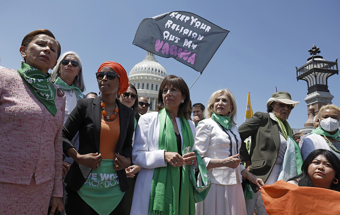 　　当地时间2022年7月19日，美国华盛顿特区，最高法院大楼前，众议员杰基·斯贝尔（中）带领众议院民主党人与大众民主行动中心（CPDA）一起加入了一场堕胎权利抗议活动。