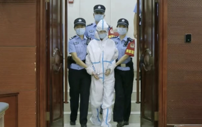 ▲开庭前，劳荣枝正在进入法庭。图源：江西省高级人民法院