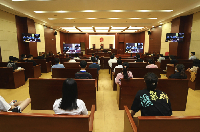 　　▲根据疫情防控要求，被害人亲属、上诉人亲属、媒体记者、人大代表、政协委员及各界群众共80余人以视频方式旁听了庭审。图源：江西省高级人民法院