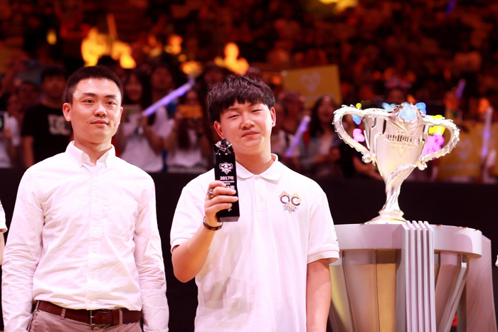 2017年KPL春决，彭云飞（右）拿下首个FMVP。  重庆狼队俱乐部供图