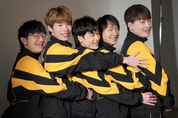 彭云飞（右二）与队友们欢乐合影。  重庆狼队俱乐部供图