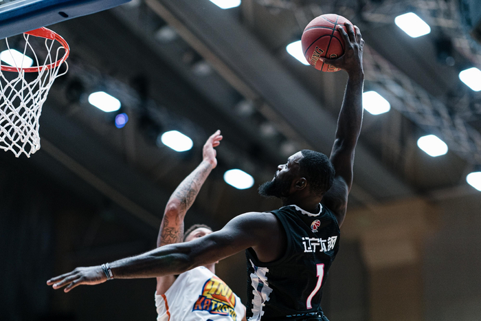 2019年，辽宁男篮在非凡12（东超联赛前身）夺冠，史蒂芬森在比赛中扣篮。&nbsp; 东超联赛供图