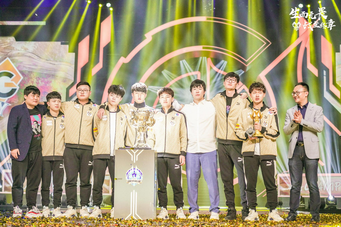 彭云飞（右二）在夺冠后情绪激动。  重庆狼队俱乐部供图