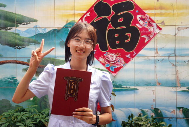 △何博媛拿到北京大学录取通知书十分开心 