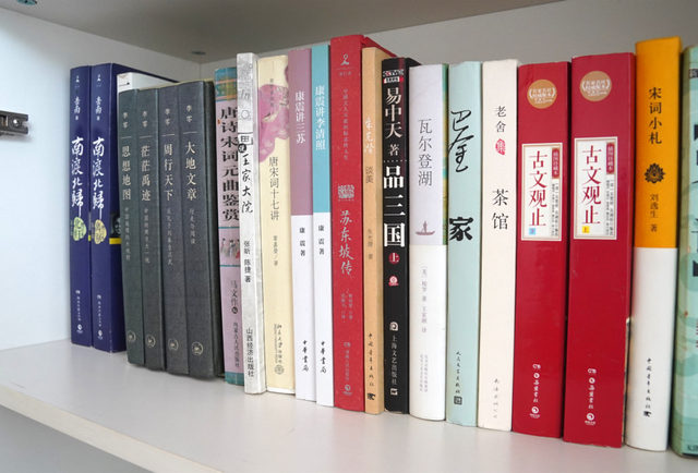 △何博媛房间的书柜摆满了关于古诗词和古代文学的书籍 