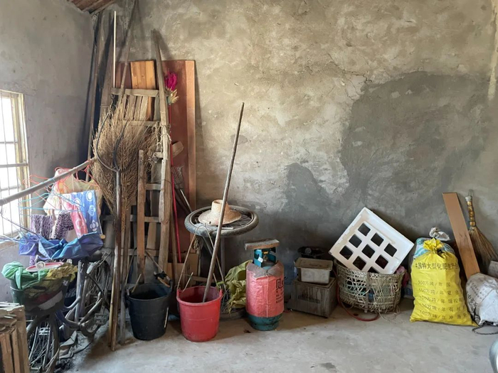 ▲朱大红曾用来拉稻子的木板车，现在被搁置在墙角。新京报记者 左琳 摄