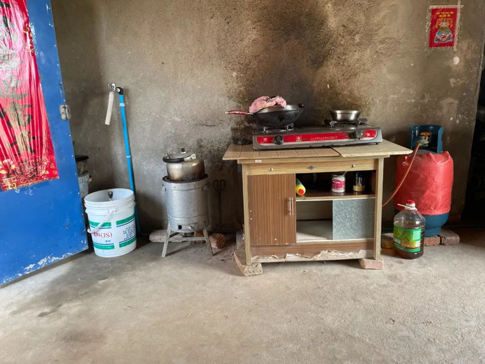 ▲朱大红家里煤炉与煤气灶，墙壁已经被熏黑。新京报记者&nbsp;左琳 摄