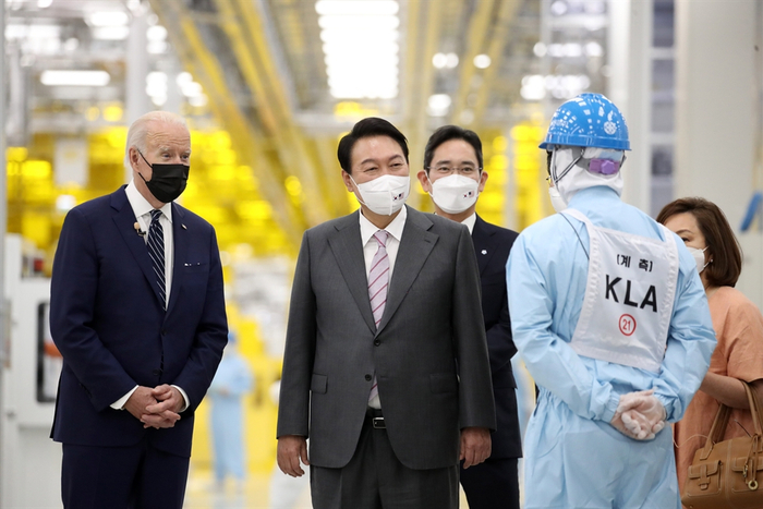 美国总统拜登访韩期间参观三星半导体工厂，尹锡悦、李在镕陪同（来源：Korea Times）