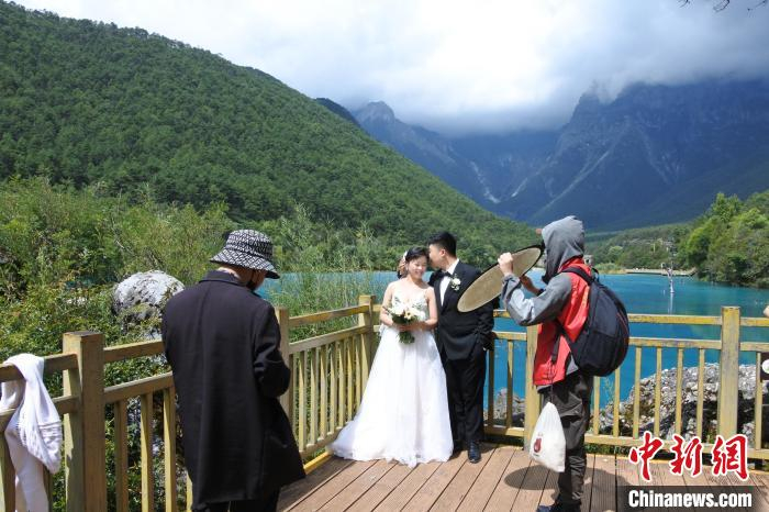 图为一对新人在蓝月谷景区拍摄婚纱照。　罗婕 摄