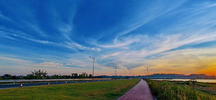 8月21日，潼南区蔬菜公园晨曦。黎昭 摄