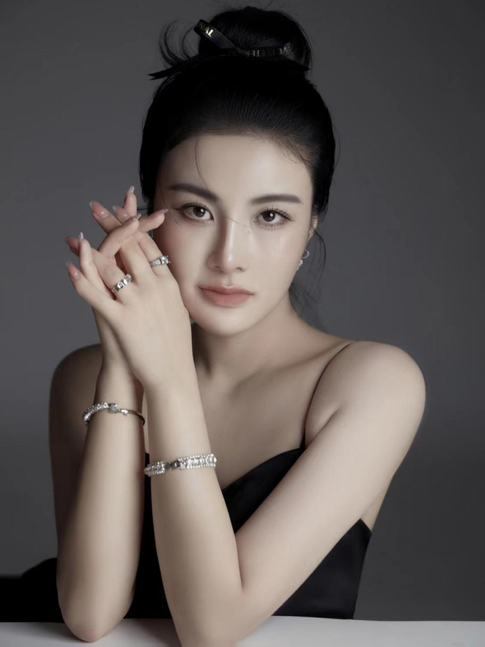 歌手刘萱萱全黑硬照曝光气场十足,实现完美蜕变|刘萱萱|气场|女歌手