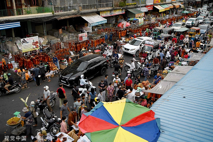 当地时间2022年1月31日，柬埔寨金边，大年三十当日，小贩街边卖烤猪庆祝春节。视觉中国 资料图