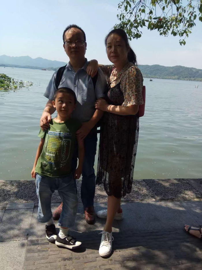 尹成志与父母在一起。  资料图/受访者供图