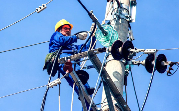 ▲2022年8月18日，四川省巴中市通江县，电力抢修人员在诺江镇闪塘湾处理断线故障。图/IC photo