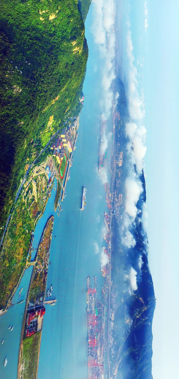 位于山海之间的连云港港。摄影/王健民