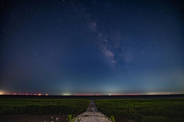 图1：海平面上的银河