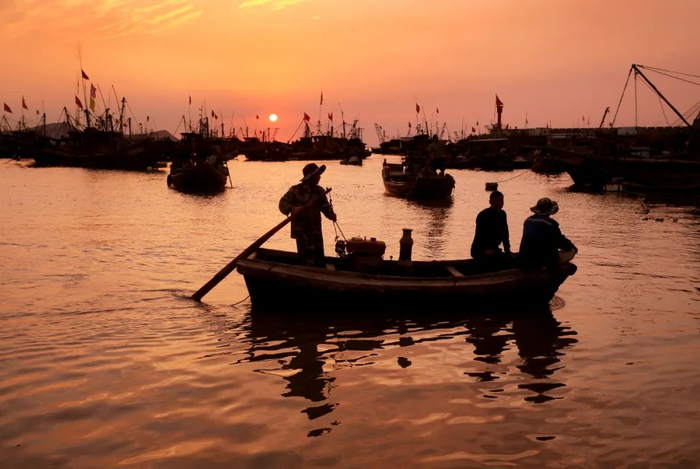 靠山吃山，靠海吃海，连云港人出海捕鱼的传统延续至今。图1摄影/王晶 图2摄影/王健民