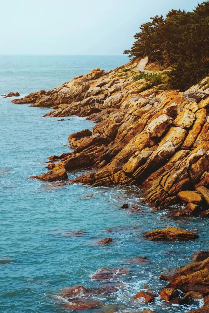 江苏的海岸大多是滩涂，只有连云港有一片基岩质海岸。摄影/舒小简