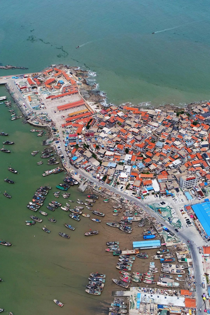 连岛渔港，渔船繁忙，海鲜爱好者的“春天”要来啦。摄影/王健民