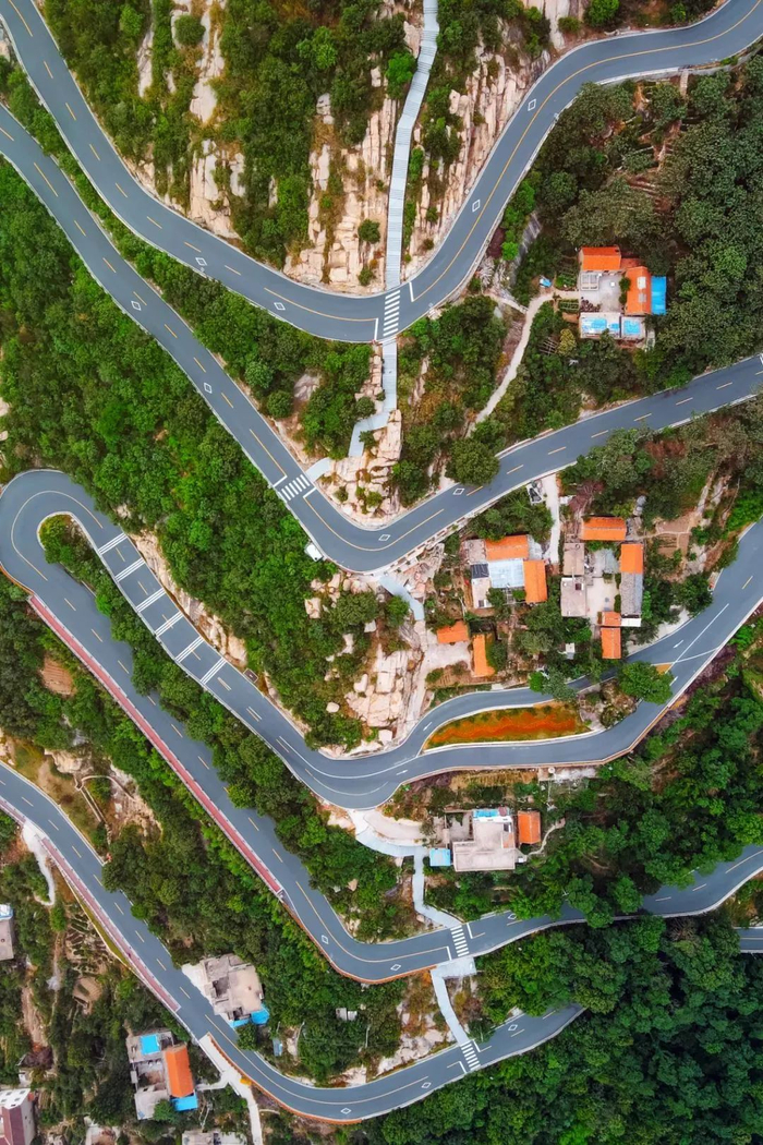 海上云台山的盘山路与山上人家。摄影/舒小简