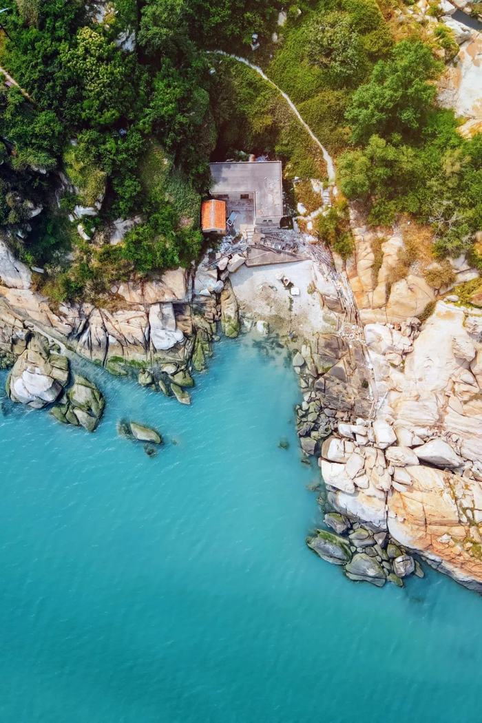 怪石嶙峋的鸽岛。摄影/舒小简