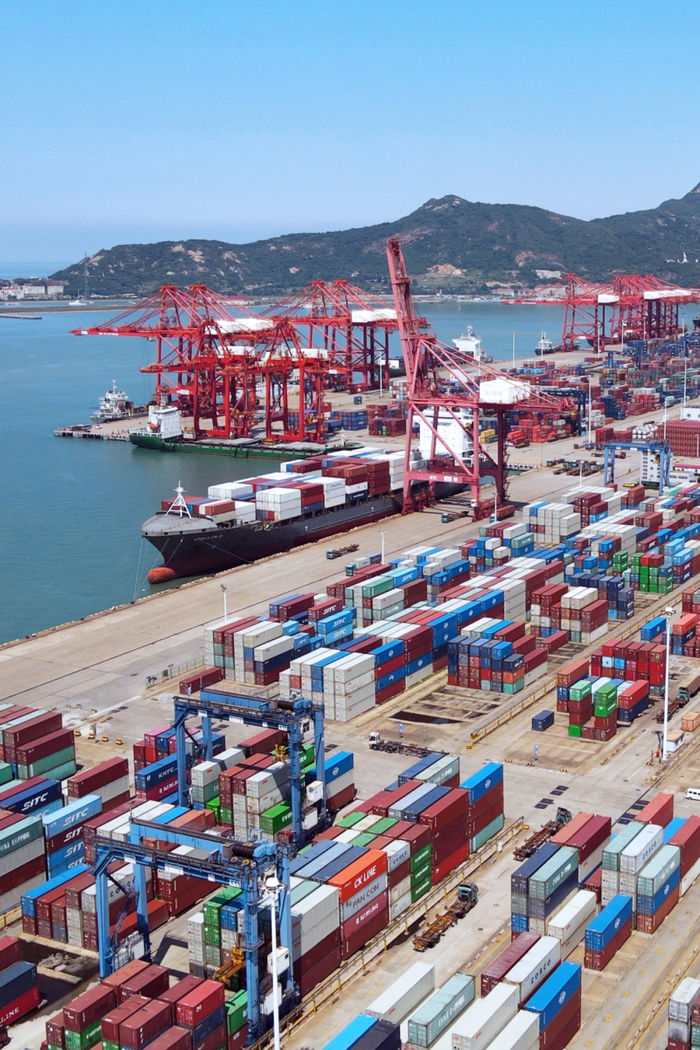 连云区的货运码头，迎接南来北往的货物。摄影/杨波